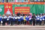 Ông Nguyễn Thiện Nhân tặng 250 suất quà cho đồng bào vùng biên giới