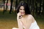 Ngọc Trinh mặc váy trắng muốt, trễ nải