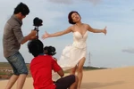 Uyên Linh 'tung bay' trên đồi cát