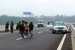Cảnh sát đấu súng với con nghiện giải phóng con tin