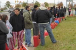 Hậu bão Sandy, dân New York rút súng dọa nhau vì xếp hàng mua xăng