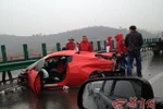Hai siêu xe Ferrari đâm nhau tan tành trên đường cao tốc