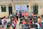Từng phải nghỉ học đi hái mận thuê, cô giáo Sơn La trăn trở giúp trò vượt khó