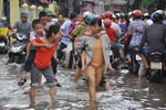 Chùm ảnh: Phụ huynh cõng con lội nước đến trường giữa thủ đô