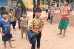 Đứa chân đất, đứa dép lê, trẻ con Mường Nhé đến trường học chữ