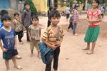Đứa chân đất, đứa dép lê, trẻ con Mường Nhé đến trường học chữ
