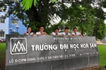 Ban điều hành Đại học Hoa Sen: Vừa đá bóng, vừa thổi còi…