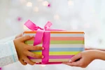 Muôn kiểu quà tặng thầy cô, nhưng quan trọng nhất ở tấm lòng