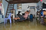 TP. HCM: Người dân đang vật lộn với dòng nước lụt