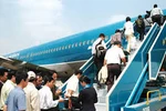 Các hãng hàng không bắt đầu thông báo hủy chuyến vì bão số 13
