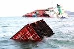 Vụ đâm tàu ở Vũng Tàu: Gần 700 container hàng đang chìm dần xuống biển