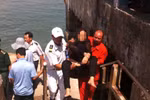 Một phụ nữ nhảy tàu cánh ngầm tự tử, may mắn được cứu thoát