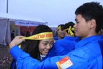 Hàng ngàn người đội mưa rét tham gia Lễ hội Xuân hồng