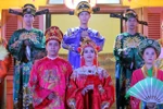 Cận cảnh "phò mã" cưới "công chúa" trong Hoàng cung Huế