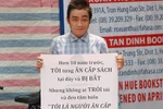 Thanh niên cầm biển "Tôi từng ăn cắp" phản đối vụ nữ sinh trộm sách 