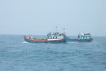Truy tìm tàu lạ ném chất lạ xuống vùng biển Quảng Bình