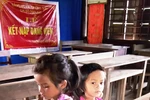 Khi thôn họp dân, cô trò ngồi bệt dưới sân trường mà học