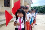 Ăn măng luộc, đi bộ cả tiếng đồng hồ đến trường khai giảng