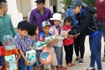 Chung tay giảm bớt khó khăn cho học sinh vùng lũ lụt