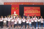 Bộ TT&TT trao tặng học bổng cho học sinh nghèo vượt khó