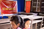 Khi thôn họp dân, cô trò ngồi bệt dưới sân trường mà học