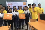 Nhóm học sinh làm dự án, giúp đỡ học sinh vùng khó