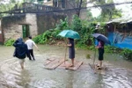 Chủ tịch phường được kéo bè đi xem lũ: “Mặc váy mà có tội thì tôi không mặc nữa”