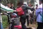 Kỷ luật nhóm nữ sinh lớp 10 đánh bạn gục xuống đất