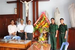 Thăm hỏi, tặng quà giáo xứ, giáo họ trên địa bàn đóng quân