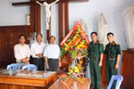 Thăm hỏi, tặng quà giáo xứ, giáo họ trên địa bàn đóng quân