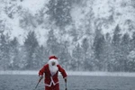 Ông già NOEL bỏ tuần lộc di chuyển bằng ván trượt nước