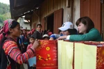 Người dân Tây Bắc vui mừng đi bộ cả chục cây số đến nhận quà Tết