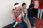 Đang xét xử vụ “quan tài diễu phố”: Vợ nạn nhân ôm con khóc bên ngoài