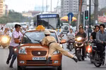 Bắn hay không bắn?