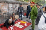 Cấm ông Đồ cho chữ trên vỉa hè Văn Miếu: “Chúng tôi cũng rất khó xử!”