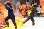 Ảnh: Chiến sĩ cảnh sát PCCC trong biển lửa xúc động mạnh dư luận