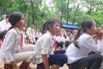 Tịch thu, cắt dép của học trò nghèo
