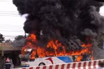 Hà Nội: Xe khách 45 chỗ bốc cháy ngùn ngụt ở đường trên cao