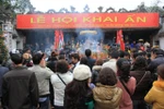 Người dân khắp cả nước đến dâng hương trước giờ khai ấn đến Trần