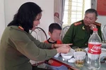 Hy hữu: Bố đưa con đi học, bỏ quên tại cây xăng