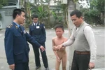 Một bé trai bị bố lột truồng, làm nhục giữa trời rét