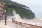Ảnh: Nhiều người "hồn nhiên", bất chấp nguy hiểm đi xem bão số 2