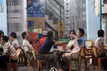 "Về Việt Nam, chồng tôi nhiễm thói la cà quán xá"