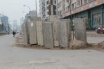 Góc ảnh độc giả: Ngổn ngang 'lô cốt' trên đường Trung Kính (Hà Nội)