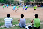 Góc ảnh: Bóng đá "phủi"- niềm đam mê của những chàng trai yêu thể thao