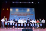 Trường ĐH Sư phạm Hà Nội trao hỗ trợ từ quỹ đồng hành với HSSV vùng khó khăn