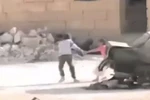 Video: Cậu bé Syria dũng cảm băng qua làn đạn cứu bạn