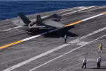 Clip: F-35C Lightning II hạ cánh trên tàu sân bay bằng cáp hãm đà