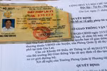 Nhiều người đi đổi giấy phép lái xe mới biết là đồ giả