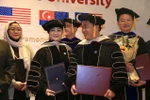 Vợ chồng ông Dũng lò vôi nhận bằng tiến sĩ và được phong giáo sư Mỹ